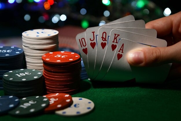 erek2 83 mobile app interface showing football markets and live-dealer tables
